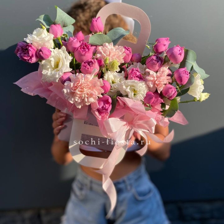 Сумочка с кустовой розой и диантусами в Екатеринбурге