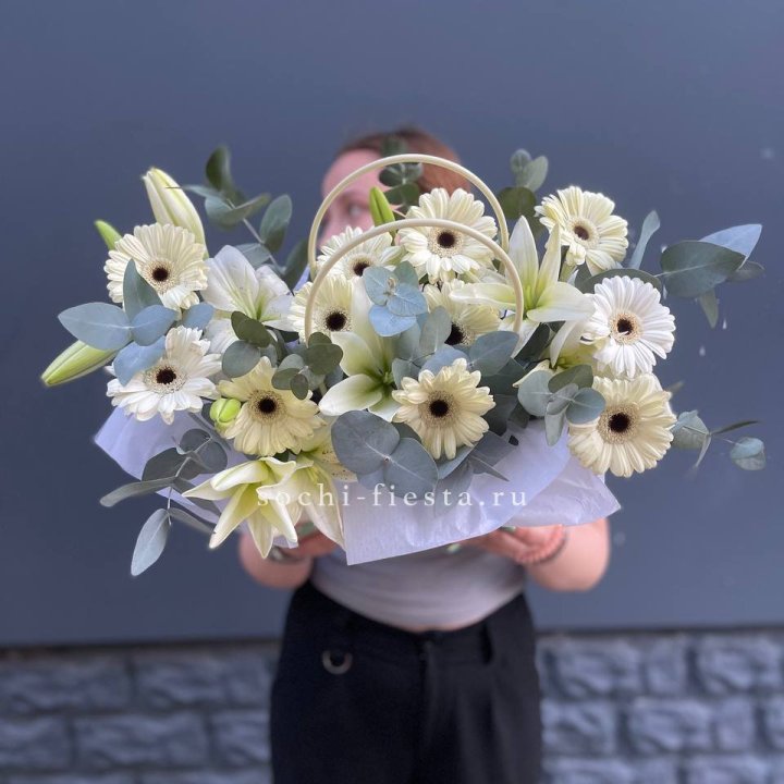 Сумочка лилии и герберы в Екатеринбурге