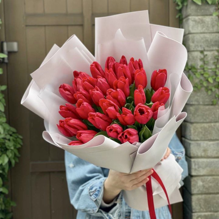 35 красных тюльпанов в Екатеринбурге